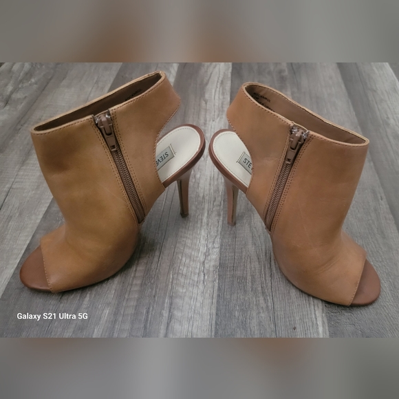 Steve Madden Camel open toe bootie sandals. Size 6.5 - Picture 3 of 7